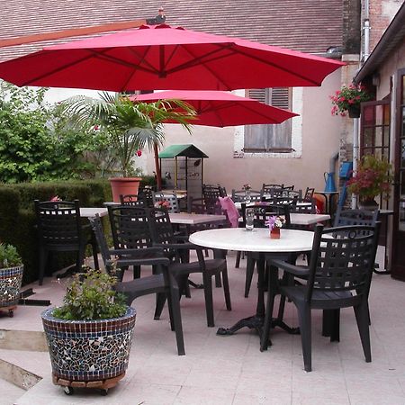 Hotel Le Dauphin Moulins-la-Marche Eksteriør bilde