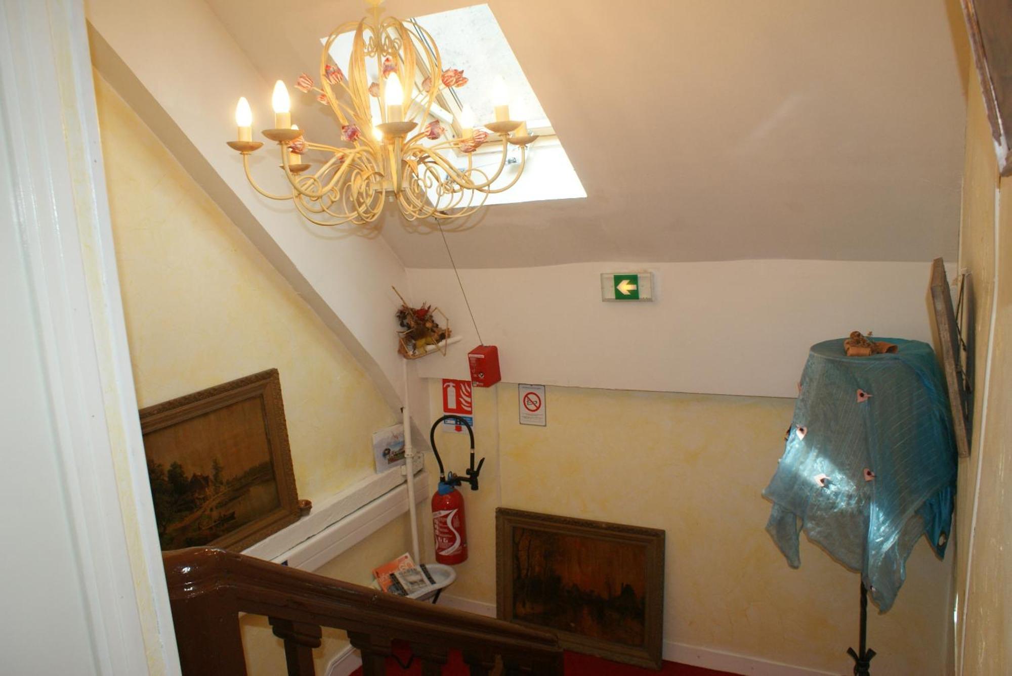 Hotel Le Dauphin Moulins-la-Marche Eksteriør bilde
