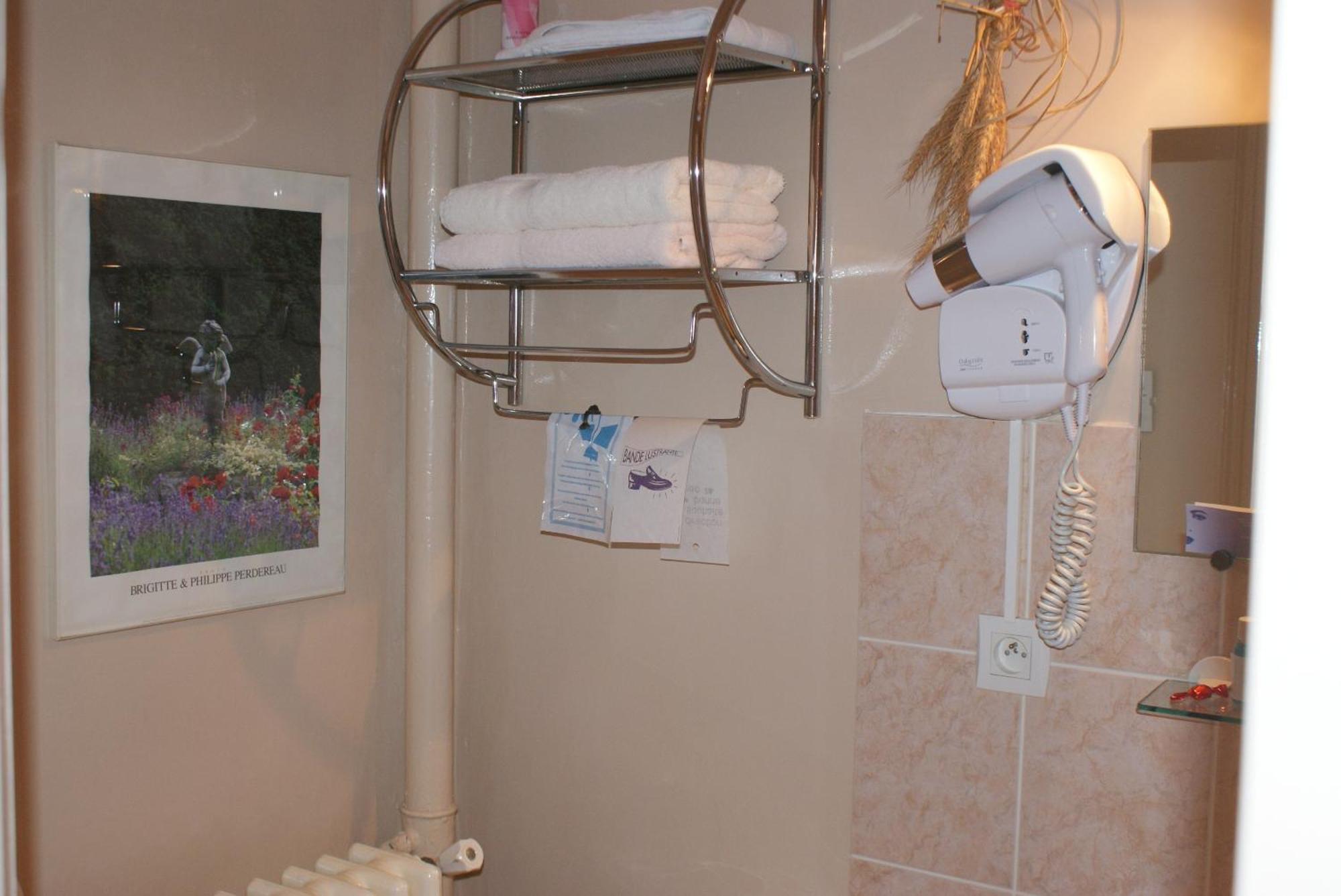 Hotel Le Dauphin Moulins-la-Marche Eksteriør bilde