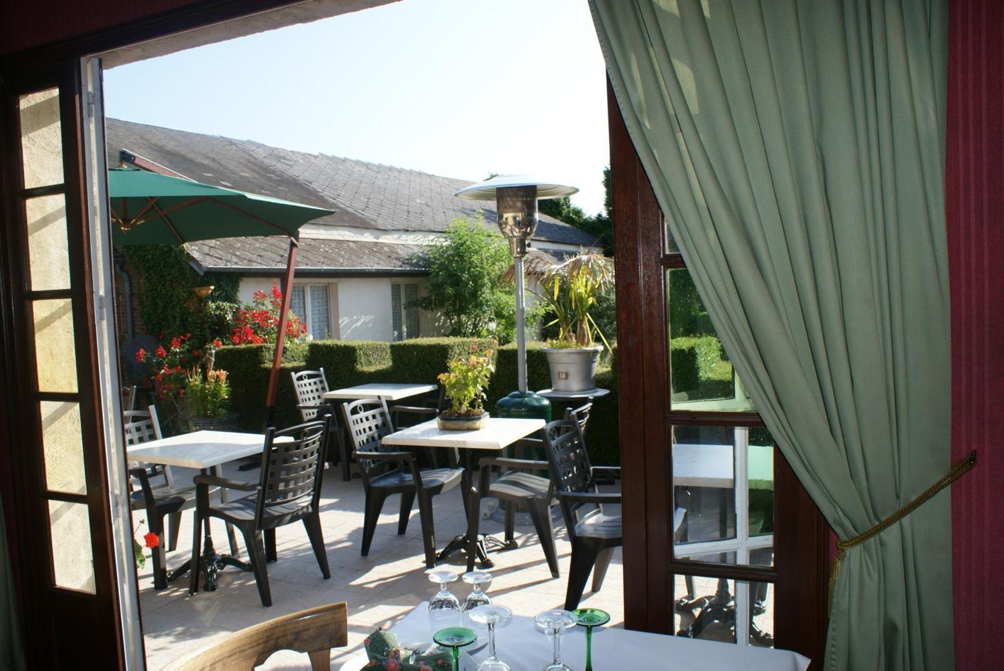 Hotel Le Dauphin Moulins-la-Marche Eksteriør bilde