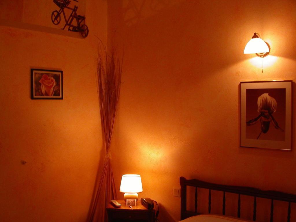 Hotel Le Dauphin Moulins-la-Marche Rom bilde