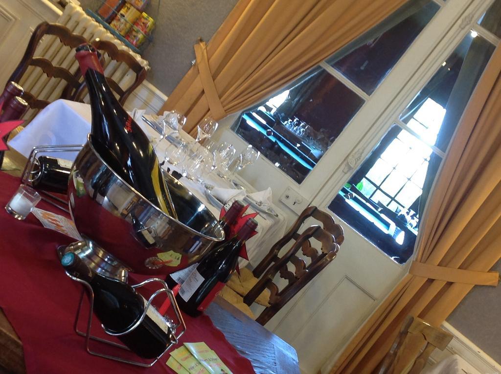 Hotel Le Dauphin Moulins-la-Marche Eksteriør bilde